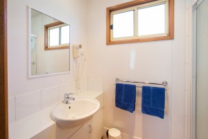 Euston Club Resort Cabin 8 bathroom